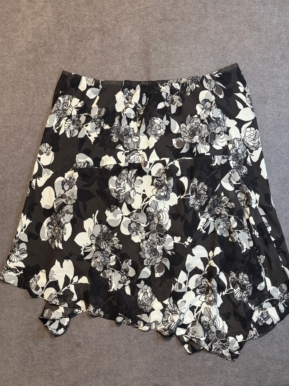 Lane Bryant black floral asymmetrical skirt size 26/28 - Picture 1 of 3